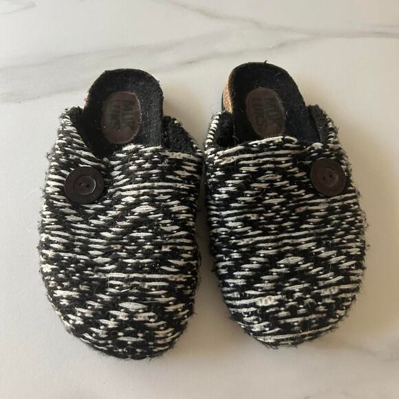 Black and white knit slip-on clogs with a bohemian vibe Muk Luks - Picture 1 of 4